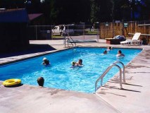 poolwithpeople02